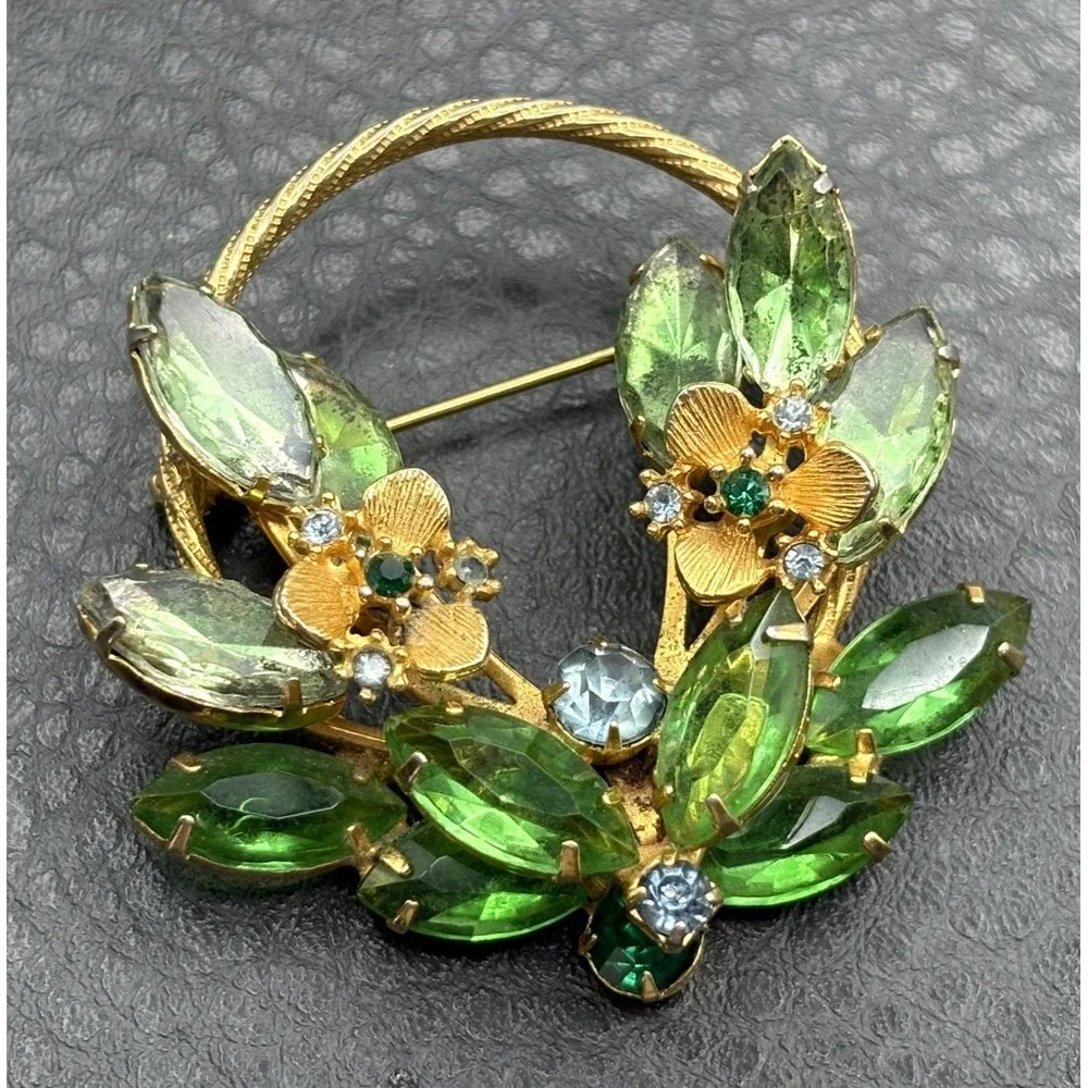Vintage Green Crystal Rhinestone Gold Tone Flower Wreath Pin Brooch